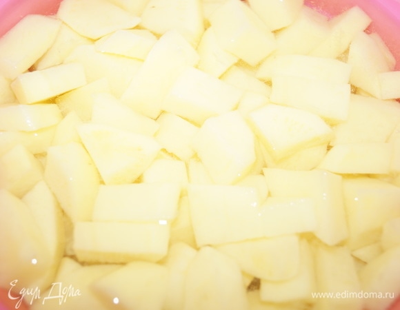 Картошку нарежьте на средние кубики.