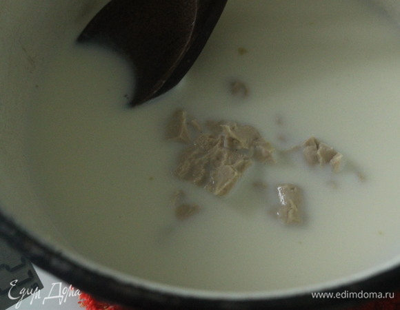 В теплое молоко добавить 1 ст. л. сахара и свежие дрожжи. Перемешать и оставить на 15 минут для активации дрожжей.