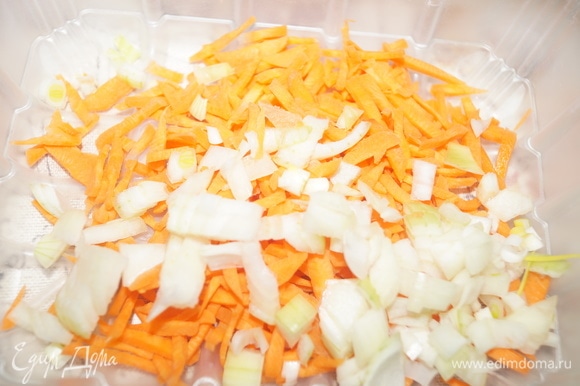 Морковь — соломкой, лук — на средние ломтики.