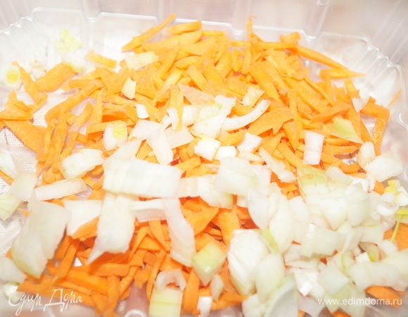 Морковь — соломкой, лук — на средние ломтики.