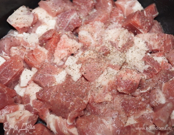 Мясо нарежьте на средние кубики и жарьте на функции «Жарка» 15 минут при открытой крышке, перемешивайте.