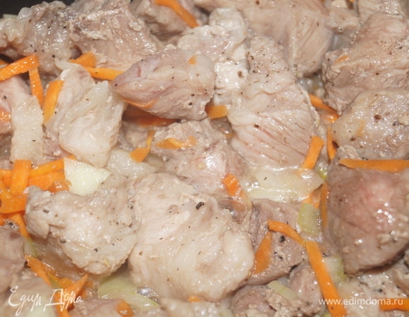 Добавьте к мясу лук, морковь, соль, специи. Перемешайте и жарьте на той же функции еще 15 минут при закрытой крышке, пару раз перемешайте, чтобы не пригорело.