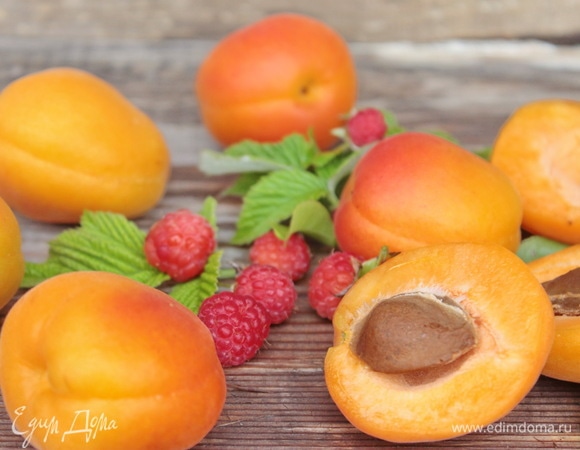 Пока тесто подходит, приготовить абрикосовую начинку. Я готовлю эти булочки и с замороженными абрикосами. Вместо абрикосов можно использовать груши+ваниль, яблоки+корицу, сливы+корицу. Абрикосы нарезать на 6 частей, посыпать сахаром и немного потушить (около 5 минут). Начинку остудить.