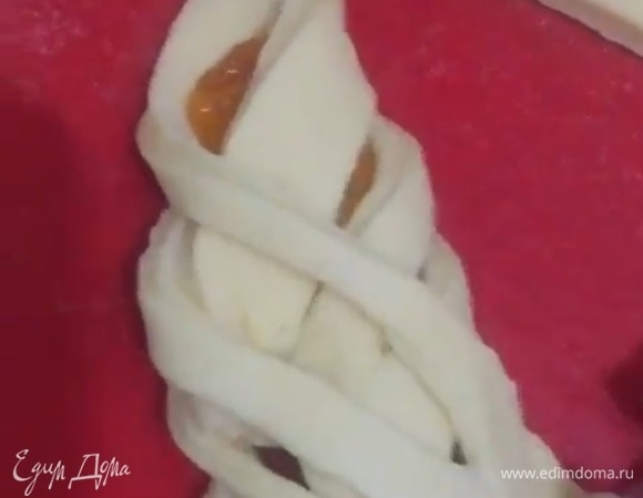 В середину выложить начинку (1,5 ст. л.). Накрыть начинку тестом сначала с одной стороны, затем с другой. Выложить булочки на противень, оставляя расстояние между ними в 1–2 см. Оставить на 20 минут. Выпекать в предварительно разогретой духовке при 180–190°C 20 минут.