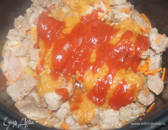 Добавьте овощную икру и чесночный кетчуп, перемешайте, пару минут прожарьте вместе.