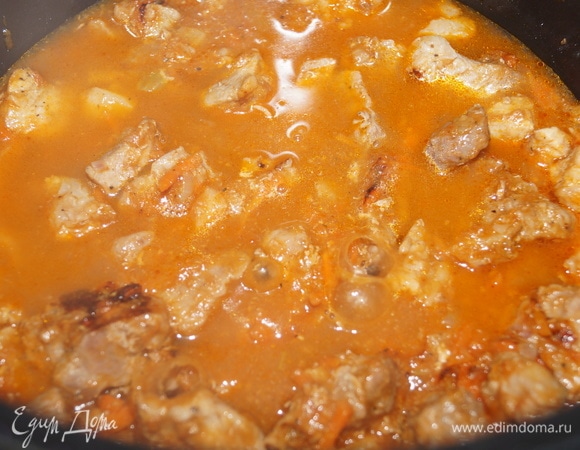 Добавьте стакан воды из фильтра, перемешайте.