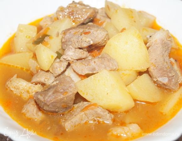 Время тушения закончилось, можно накрывать на стол! С маринованным огурчиком было очень вкусно...