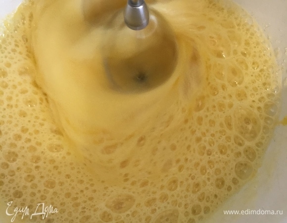 Дрожжи и 1 ч. л. сахара развести в теплом молоке, поставить в теплое место для поднятия пенной шапочки. Растопить сливочное масло. Взбить яйцо и желтки в пышную пену.