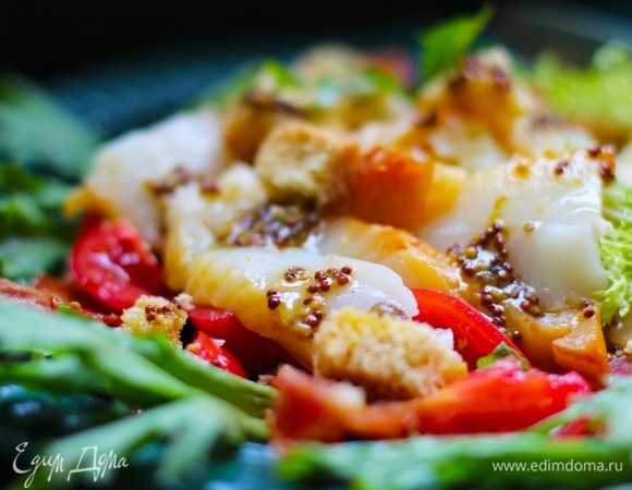 Выложите в салатник листья салата, бекон, помидоры, палтус, полейте заправкой, посыпьте сухариками.