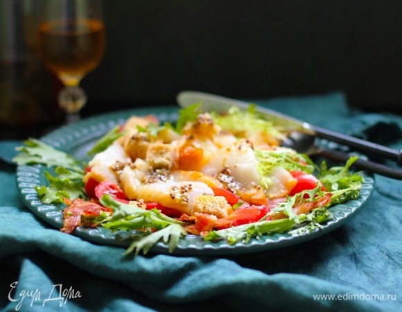 Помидоры нарежьте на половинки, а палтус на кусочки, порвите салат руками. Взбейте оставшееся масло с лимонным соком, горчицей, посолите и поперчите.