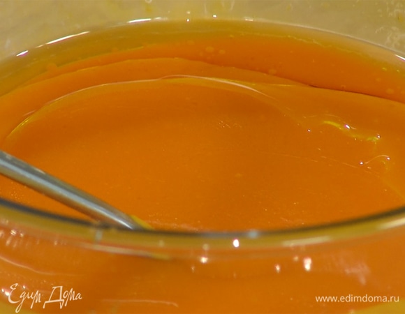 Запеченную тыкву измельчить в пюре (должно получиться примерно 400 г), влить кленовый сироп, 3 ст. ложки растительного масла, рисовое молоко и перемешать все в однородную массу.