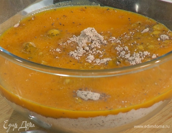 К муке со специями добавить тыквенное пюре и вымешать тесто.