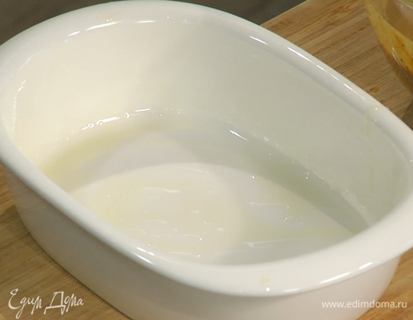 Форму для выпечки смазать оставшимся растительным маслом и вылить тесто.