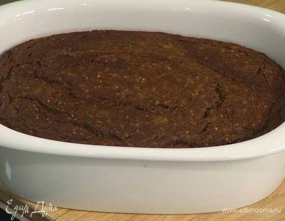 Выпекать пирог в разогретой духовке 25–30 минут.