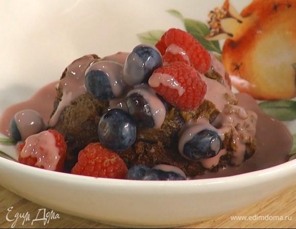 Готовый пирог украсить ягодами, полить медом или кленовым сиропом.