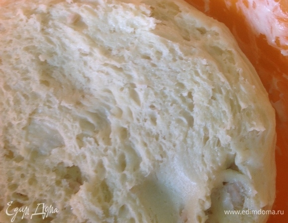 Муку просеять, добавить молоко с дрожжами, яичную смесь, сливочное масло и замесить тесто. Миску смазать сливочным маслом, положить тесто, накрыть пленкой и оставить в теплом месте на 2 часа.