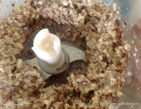 Для начинки орехи измельчить, добавить шоколадные капли. Если шоколадных капель нет, то можно шоколад мелко порубить.