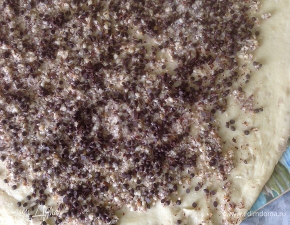 Раскатать тесто в тонкий пласт, выложить начинку, свернуть плотно в рулет.