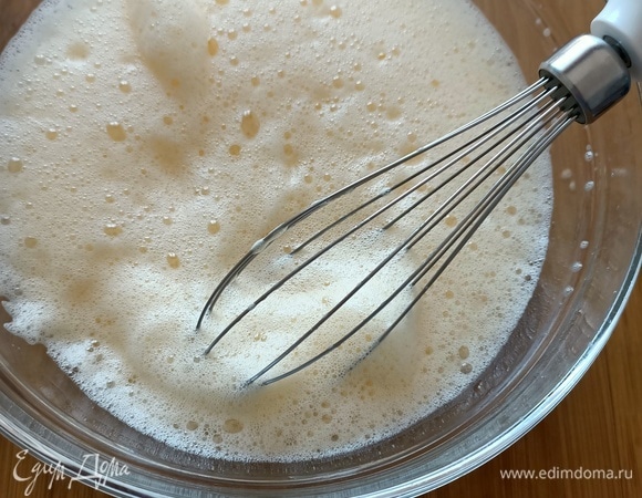 Взбить яйца.