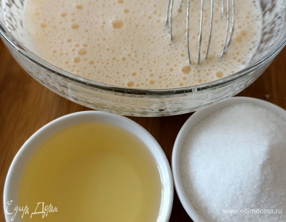 Продолжая взбивать, добавить сахар и подсолнечное масло.