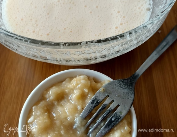 Теперь банан (90–110 г), его необходимо растереть вилкой до образования пюре.