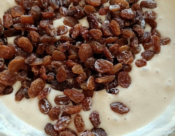 Добавить изюм, с помощью лопатки еще раз все перемешать.