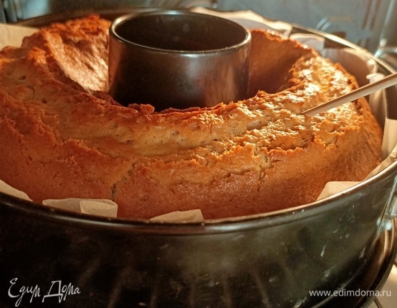 Выпекать в разогретом до 180°C духовом шкафу 40–45 минут. Готовность проверить деревянной палочкой, которая должна выходить сухой.