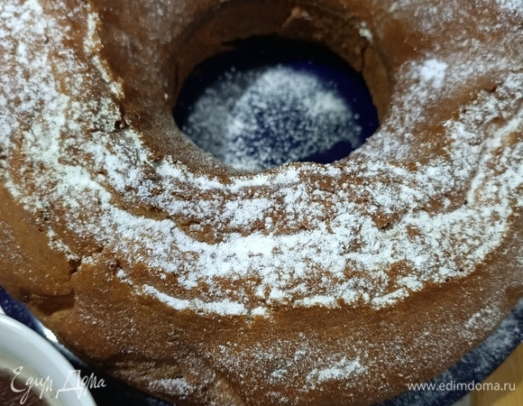 Дать остыть. Достать из формы, украсить сахарной пудрой.