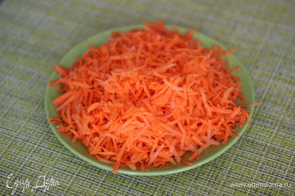 Сырую морковь трем на крупной терке.