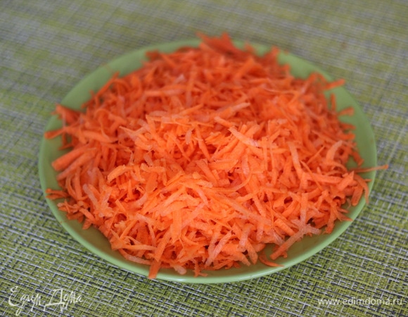 Сырую морковь трем на крупной терке.