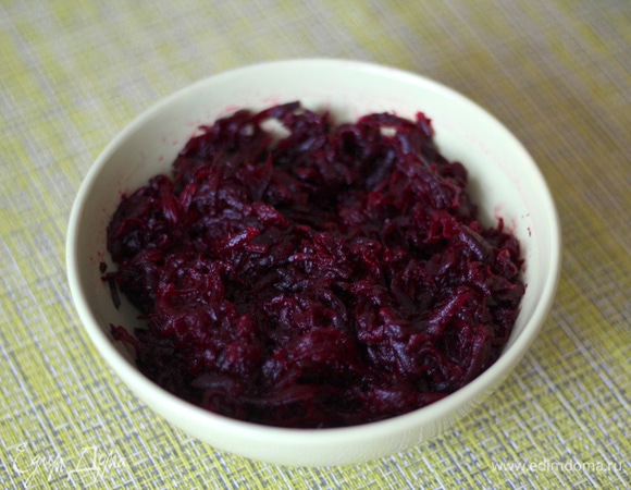 Свеклу можно отварить до готовности, но я обычно свеклу запекаю в духовке. Хорошо мою, обсушиваю, заворачивают в фольгу и запекаю до готовности где-то час-полтора, в зависимости от размера свеклы. Мне кажется в этом случае она получается более сочной и лучше сохраняет свой яркий цвет. Ее также трем на крупной терке.