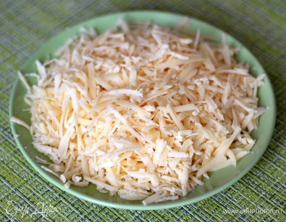 Сыр трем на крупной терке.