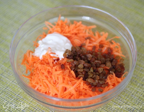 К моркови добавляем изюм и ложку чесночного майонеза. Хорошо перемешиваем.