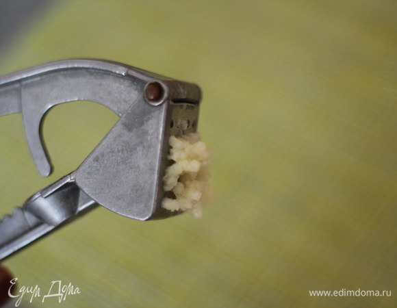 Чеснок добавляем по вкусу — кто-то любит поострее, кто-то менее острый.