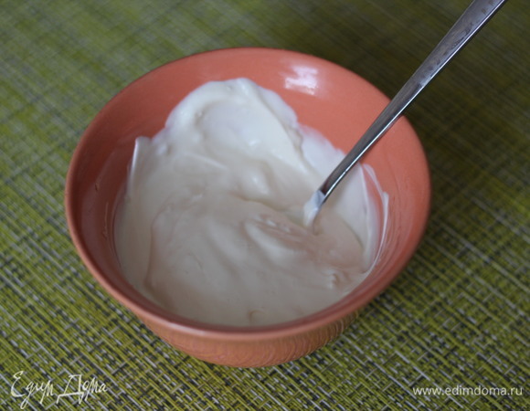 Я пропускаю чеснок через чеснокодавку и смешиваю с майонезом в чашке. Получается чесночный майонез, его я и буду добавлять в салат.