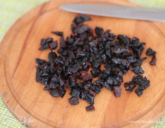 Чернослив хорошо промываем и мелко режем.