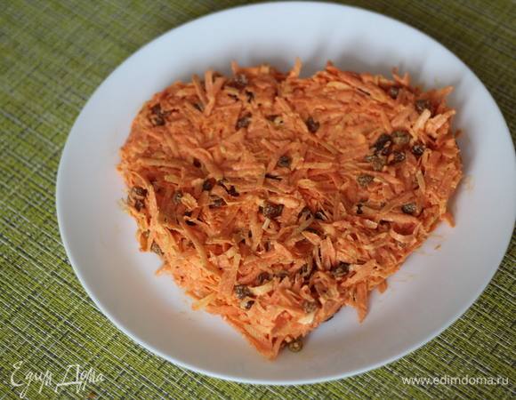 На блюдо выкладываем первый слой: морковь с изюмом с чесночным майонезом. Придаем первоначальную форму сердечка.