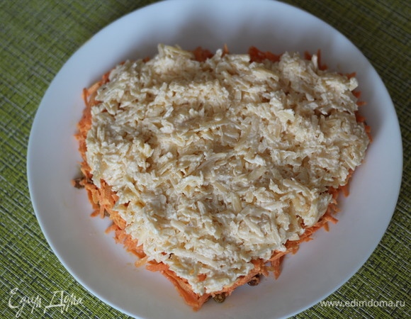 Вторым слоем будет сыр с чесночным майонезом.