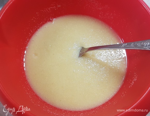 Для заварки семолину залить кипятком и перемешать хорошо, чтобы не было комочков. Заварка должна быть похожа на густую пасту. Как остынет, накрыть пленкой и поставить на ночь в холодильник.