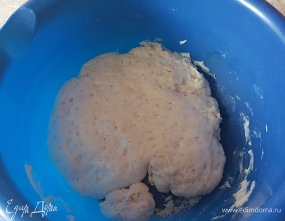 Для биги смешать муку, воду и дрожжи. Миску затянуть пленкой и оставить при комнатной температуре на 12 часов. На фото бига после 12 часов.