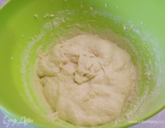 Утром смешать заварку с водой. Лучше размешать миксером, чтобы не было комочков. Добавить муку, воду, должжи и всю бигу. Вымешивать миксером с помощью насадки крюк. Сначала на маленьких оборотах, а потом на быстрых. В конце замеса добавить соль. У меня ушло примерно 10 минут, чтобы тесто стало однородным.