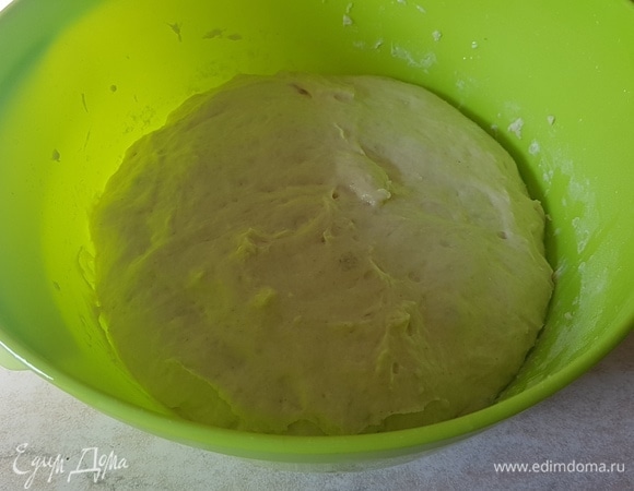 Поставить тесто на подъем на 2,5 часа. Надо будет обминать тесто 3 раза каждые 30 минут.