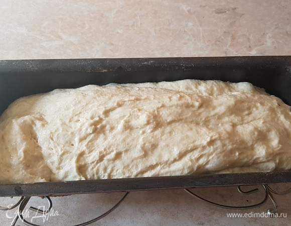Форму для выпечки смазать маслом и выложить тесто, дать подняться в течение 40 минут. Выпекать 10 минут с паром при 250°C. Потом понизить до 200°C, убрать пар и выпекать еще 25 минут.