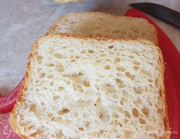 Как видно, что корочка получается тоненькая, а сам мякиш ноздреватый.