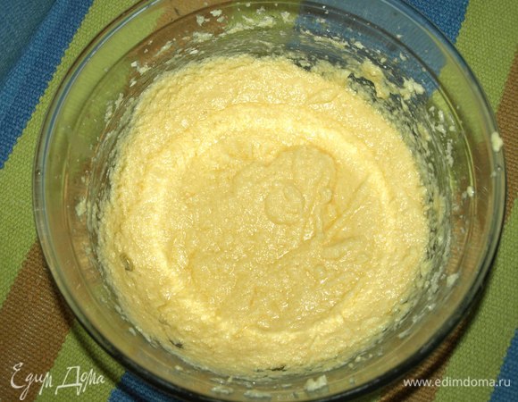 Духовку разогреть до 180ºС. Все продукты должны быть комнатной температуры. Сливочное масло взбиваем с сахаром до кремообразного состояния. По одному вводим куриные яйца. Взбиваем. Лучше это делать миксером.