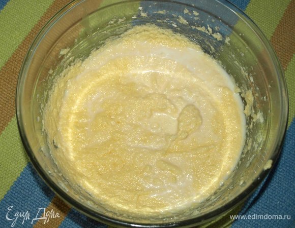 Добавляем молоко. Взбиваем.