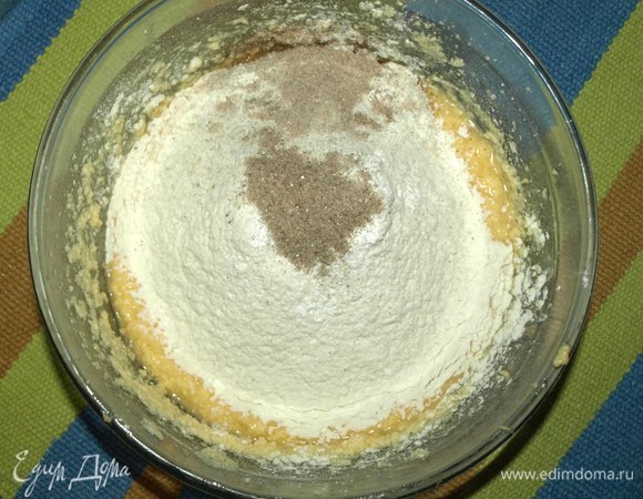 Добавляем просеянную муку, разрыхлитель, ваниль. Все взбиваем.