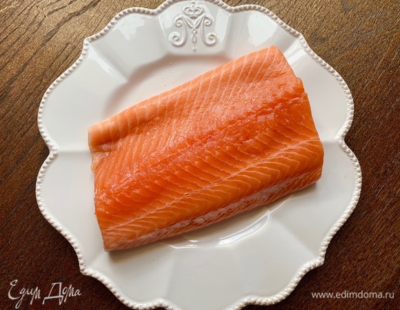 Рыба должна быть хорошего качества! Семгу перебить в фарш. Добавить соль, фенхель, укроп, яйцо. Сформировать маленькие фрикадельки.