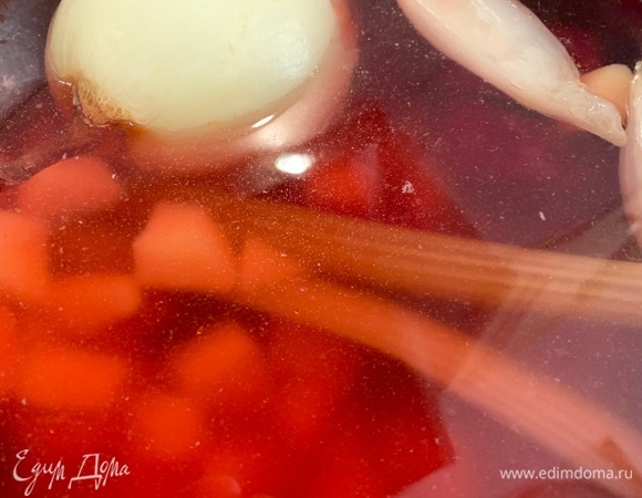 Буряк очистить, разрезать пополам, опустить в бульон.