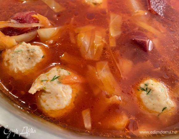 Кладу фрикадельки. Когда всплывут, варить 5 минут, не больше. Все на тихой температуре.